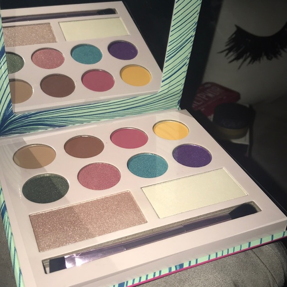 Eyeshadow and highlighter palette(SOLD) - Picture 2 of 4